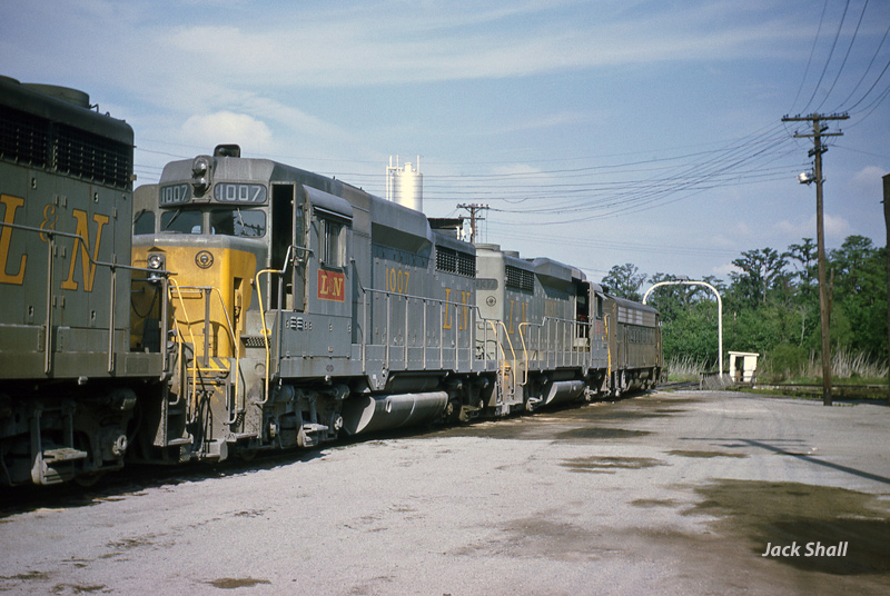 L&N at Turntable, Gentilly Yard - Early 1960s
