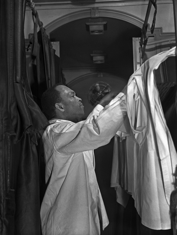 Pullman Porter Making a Berth