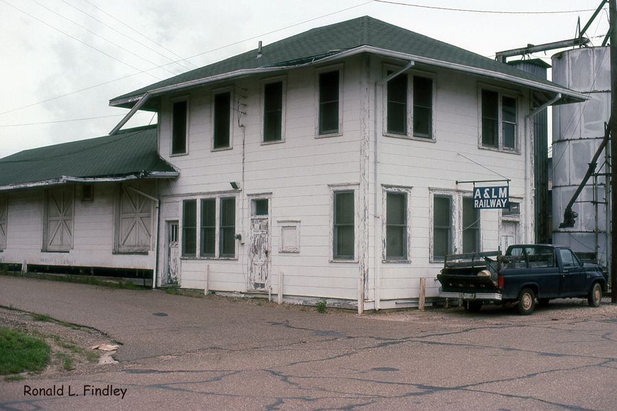 A&LM Office and Freight Station (left)