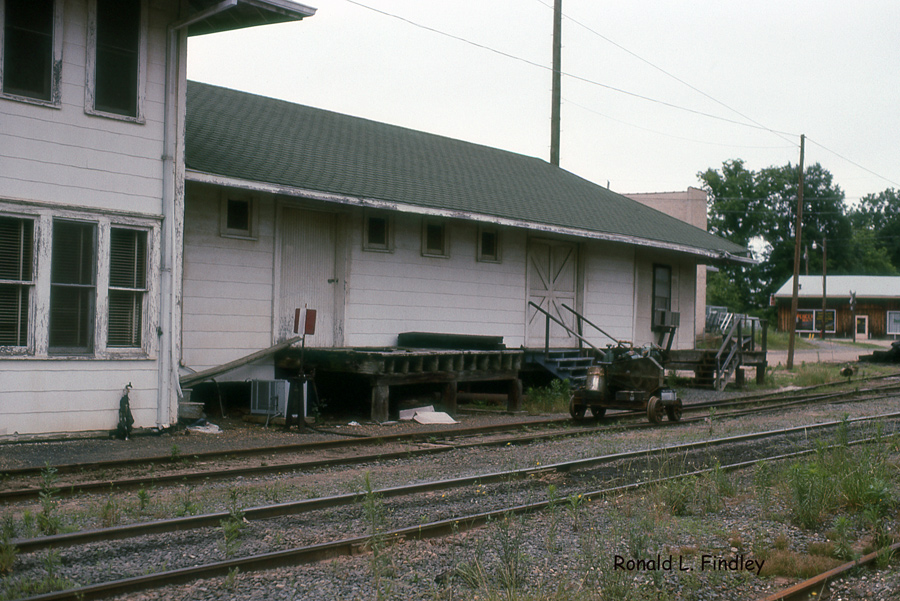 A&LM Office and Freight Station (right)